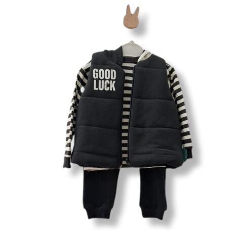 «Βρεφικό Σετ Αγόρι GOOD LUCK – Μπλούζα, Παντελόνι & Γιλέκο»
