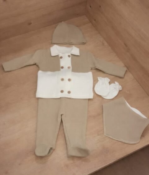 «Κομψότητα σε Μπεζ Τόνους: Βρεφικό Σετ με Πουκαμισάκι και Λουλούδι» 🌿