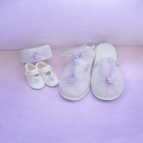 Alternative view of Σετ Παντόφλες, Παπουτσάκια & Κορδέλα Μαλλιών – Λευκό με Μωβ Λουλουδάκια