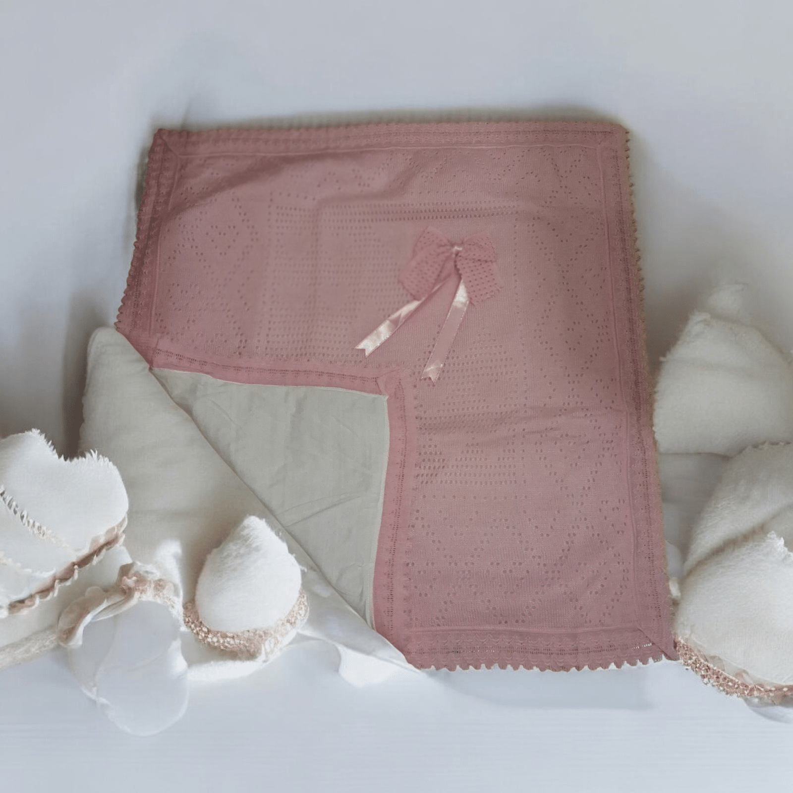 Alternative view of Ροζ Πλεκτή Βρεφική Κουβερτούλα με Φιογκάκι