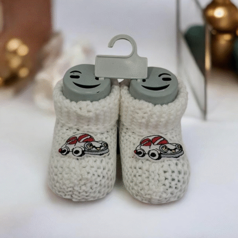 Βρεφικά Πλεκτά Παπουτσάκια Εκρού με Κεντημένο Αυτοκινητάκι 🚗