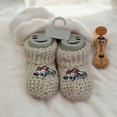 Βρεφικά Πλεκτά Μποτάκια Εκρού με Κεντημένο Αυτοκινητάκι 🚗
