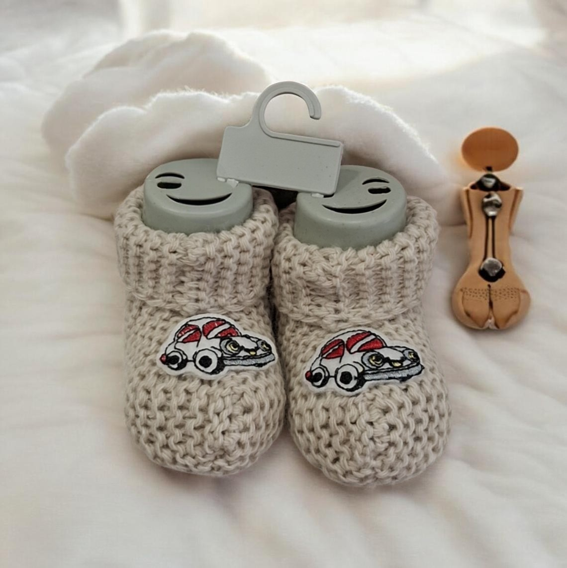 Βρεφικά Πλεκτά Μποτάκια Εκρού με Κεντημένο Αυτοκινητάκι 🚗